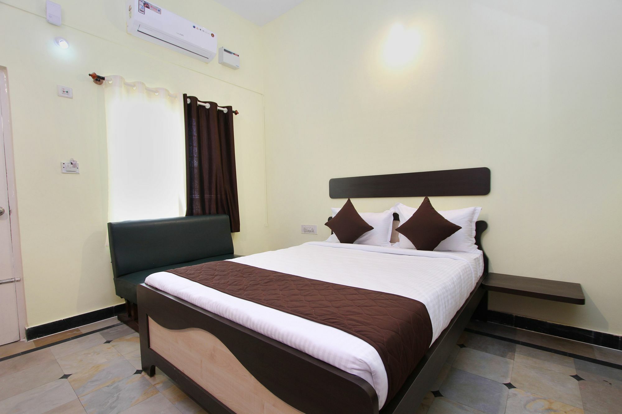 Oyo 9060 Sri Sai Guest Inn Bangalore Eksteriør billede